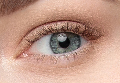 Close-up do olho com cílios curtos