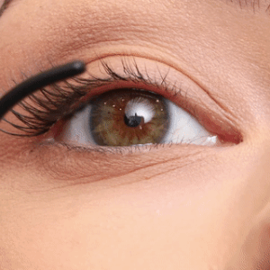 Close up de uma modelo aplicando os cílios cluster