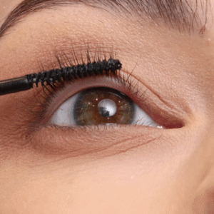 Close up de modelo aplicando o bonder