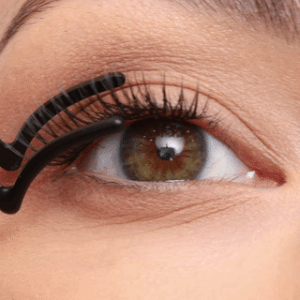 Close up de uma modelo franzindo os cílios