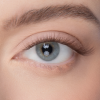 Olhos azuis e cílios inocentes